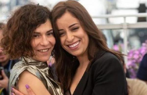 بعد القبلة المثيرة للجدل ..لبنى الزبال" تعتذر وتُدافع عن "نسرين الراضي" (فيديو)