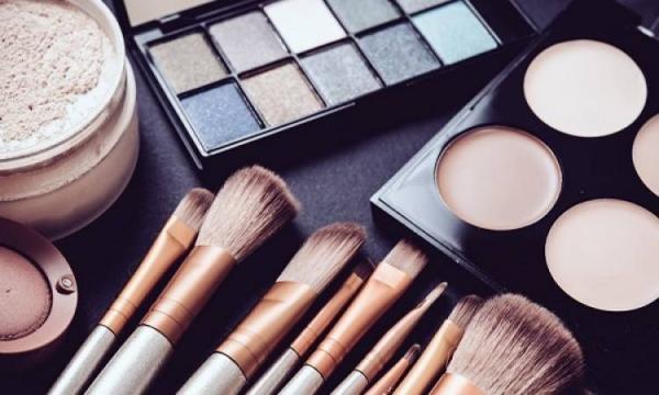 تحذير من احتواء مستحضرات العناية والتجميل على  مواد مسرطنة
