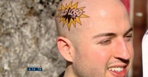 رجل أصلع يستخدم رأسه كمساحة إعلانية ليحصل على 320 دولارًا يوميًا