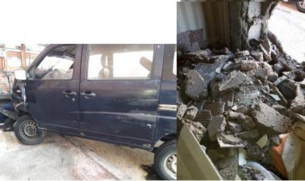حادثة سير غريبة...سيارة تقتحم منزلا بالعيون والسائق يلوذ بالفرار رفقة فتاة كانت بمعيته