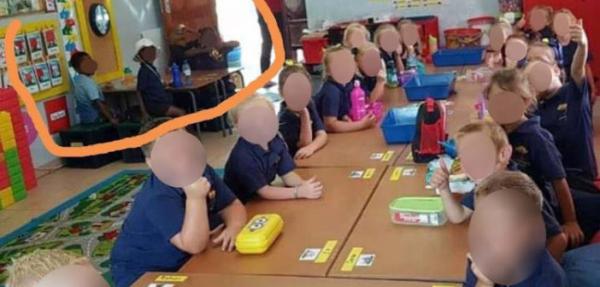 صورة تصدم العالم..مدرسة بجنوب أفريقيا تثير ضجة كبرى بسبب العنصرية بين التلاميذ