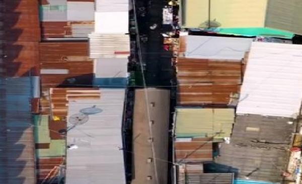 قطار يمر عبر سوق شعبي بطريقة منظمة.. شاهد كيف يعيش الباعة بهذا السوق