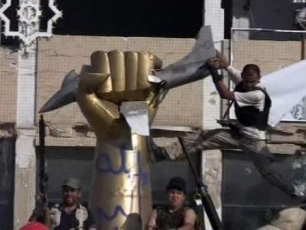 الثوار يدخلون منزل القذافي في باب العزيزيَّة ويحطمون النصب التذكاري الشهير