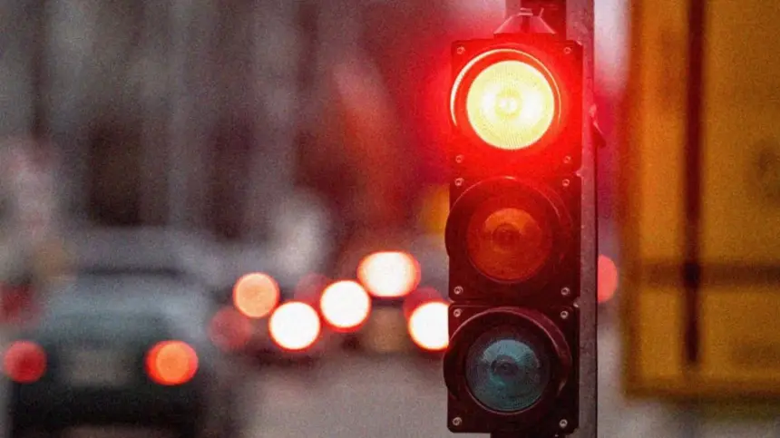 إشارات ضوئية جديدة في طنجة تشعل جدلا واسعا بين المواطنين