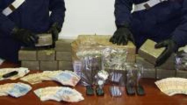 ضبط نصف قنطار من الحشيش والكوكايين ومبلغ 6500 أورو داخل سيارة مغربي ببولونيا