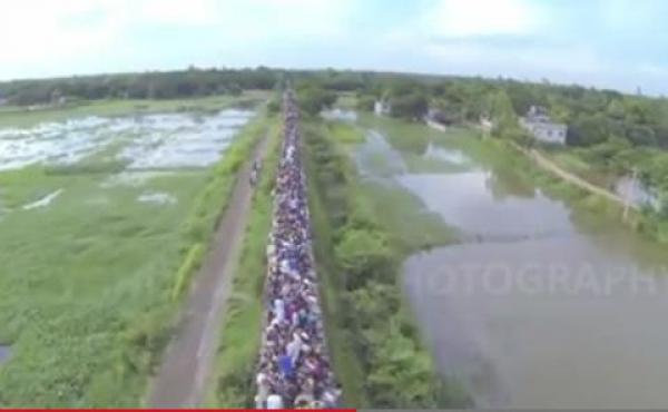 بالفيديو: المئات يسافرون على سقف قطار في بنغلادش