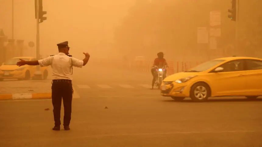 سحب غبارية ضخمة تجتاح جنوبي العراق وتغير لون السماء... فيديو