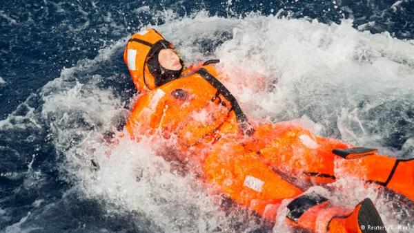 وزيرة نرويجية تقذف نفسها في البحر لتفهم معاناة اللاجئين