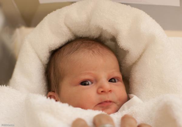 درجة جمال طفلك يحددها عُمر زوجك كلما كان أصغر كلما كان طفلك وسيم