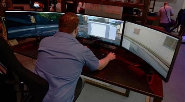 شاشات الكمبيوتر المنحنية تحدّ من إجهاد العين