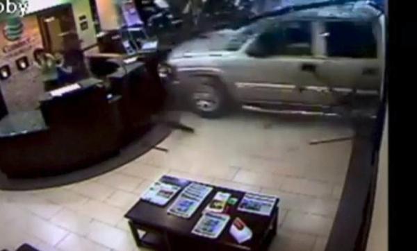 اقتحم الفندق بشاحنته اعتراضا على قيمة الفاتورة