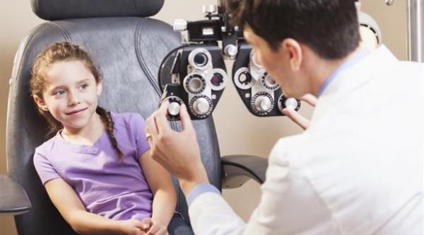 10 علامات على حاجة الطفل لفحص العيون