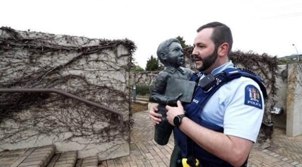 شرطي يقفز في مياه جليدية للقبض على لص