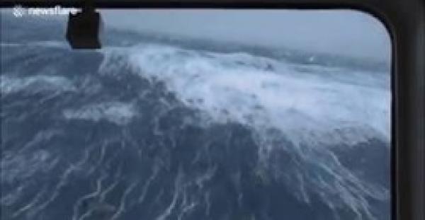 لقطات مذهلة لسفينة إنقاذ تتحدى ارتفاع الموج (فيديو)