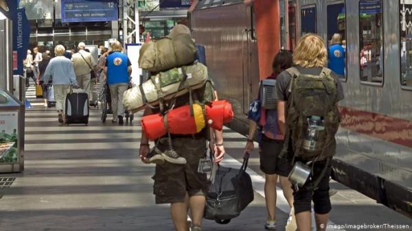 حيلة طريفة للسفر بوزن زائد تحقق شهرة واسعة حول العالم