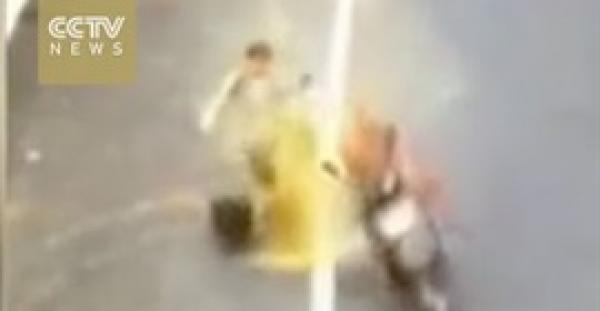 بالفيديو.. لقطات صادمة لدراجة نارية تصطدم بسيدة وتغطيها بالأوساخ