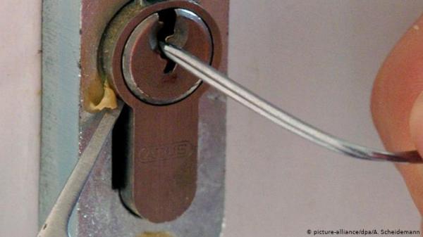 شابة أمريكية تقتحم منزلاً لسبب غريب