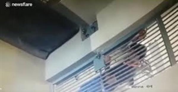 سجينان يهربان من حبسهما بطريقة سينمائية (فيديو)