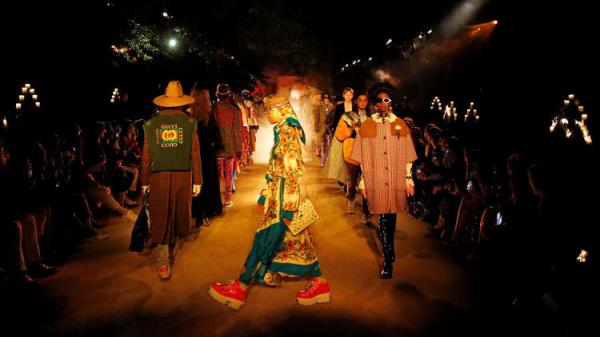 "التحرش الجنسي" يفرض الاحتشام على أزياء 2018-2019!