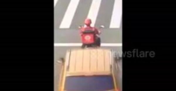 بالفيديو.. سائق يصدم موظف توصيل بسيارته أثناء انتظاره الإشارة الحمراء