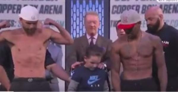 بالفيديو.. نجل ملاكم يركل خصم والده بضربة قاتلة