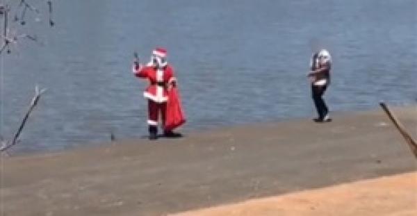 بالفيديو.. شاب يرعب المارة بزي الكريسماس على طريقة الإرهابيين