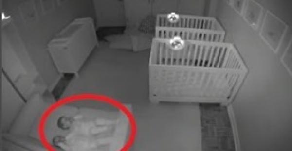 شاهد.. ماذا فعل توأم عمره عامين وقت النوم