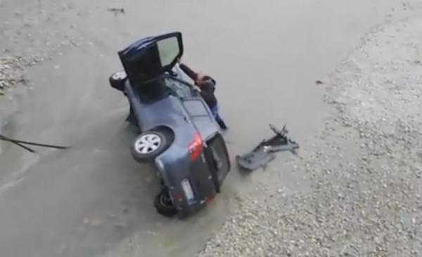 بالفيديو : مهاجر مغربي ينقذ ايطالي سقطت سيارته في النهر، و الايطاليون يتفرجون .. !!