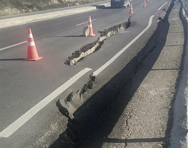 انهيار جزئي لمقطع طرقي أنشئ حديثا بين تطوان وشفشاون يحرك الوزارة المعنية على وجه السرعة