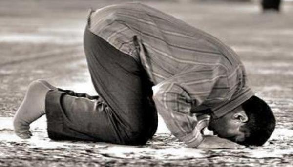 الحكمة من وجوب النظر إلى موضع السجود في الصلاة