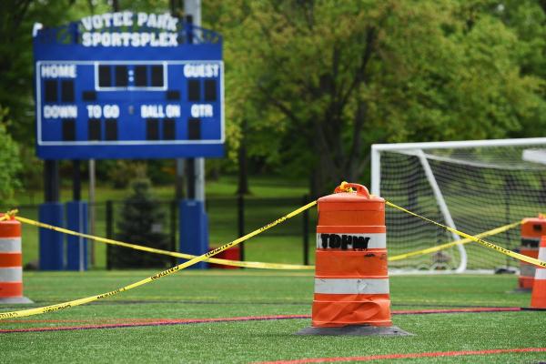 بالفيديو.. إغلاق  ملعب كرة قدم لسبب لا يصدق