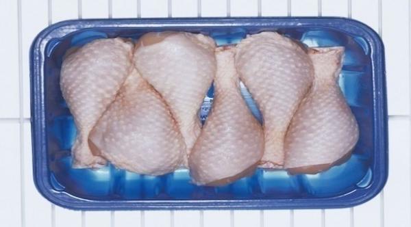 هل من الضروري غسل الدجاج النيء قبل طهيه؟