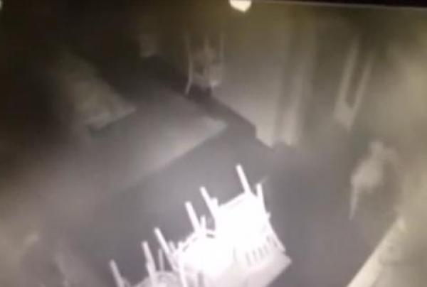 بالفيديو: شبح فتاة صغيرة يظهر في مطعم