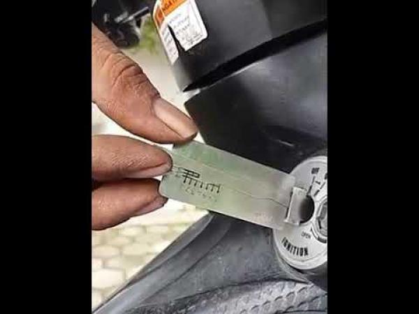 بالفيديو: خطير جدا...سرقة الدراجات النارية بطريقة جد جد محترفة رغم إقفالها