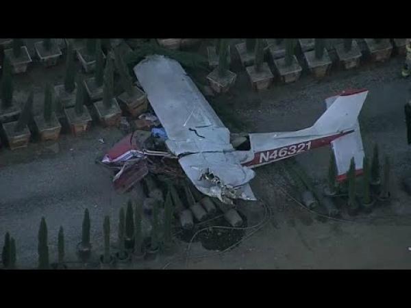 بالفيديو: تحطم طائرة صغيرة في مزرعة بعد أن أخطأ الطيار الهبوط في مدرج المطار…