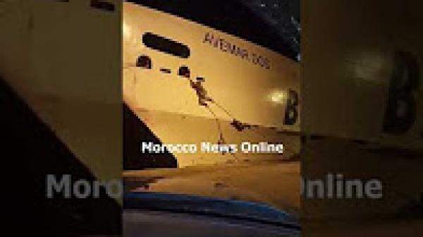 شاهد شابان يحاولان التسلل إلى باخرة بميناء سبتة عبر نافذة صغيرة