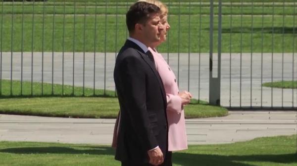 المستشارة الألمانية أنجيلا ميركل تتعرض لحالة ارتجاف لاإرادي غريب