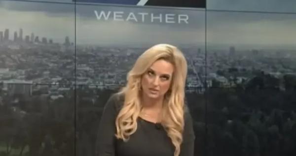 اعتقدوا أنها تمزح.. فيديو لمذيعة تفقد وعيها خلال بث مباشر(فيديو)