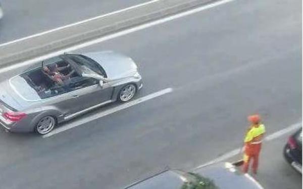 صورة .. الملك محمد السادس يتجول بشوارع مدينة تطوان بعد حفل الاستقبال بطنجة