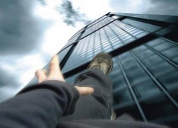 سقوط شاب من فوق سطح منزل يستنفر السلطات المحلية والأمنية بهذه المدينة