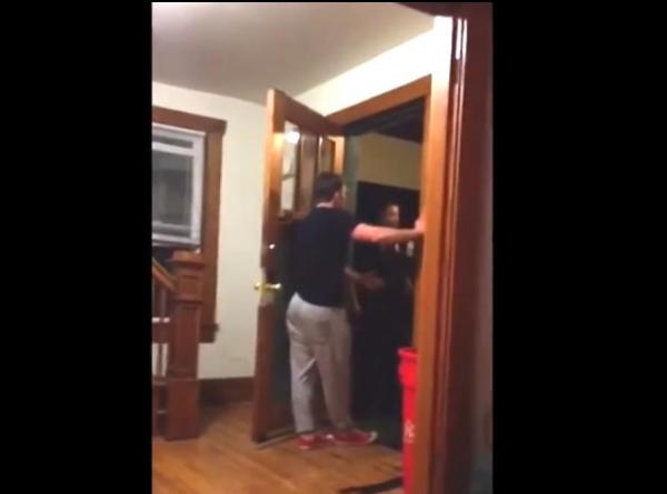 بالفيديو: اعتقلته الشرطة بطريقة مهينة وطرحته أرضاً