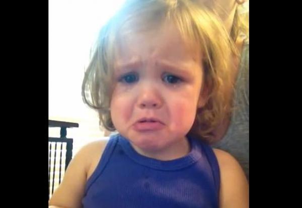 شاهد ردة فعل طفلة تشاهد حفل زفاف والديها للمرة الأولى