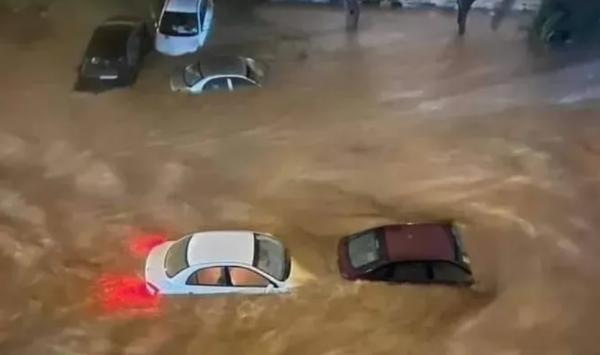 شوارع وسيارات غارقة.. عاصفة تجتاح ليبيا(فيديو)