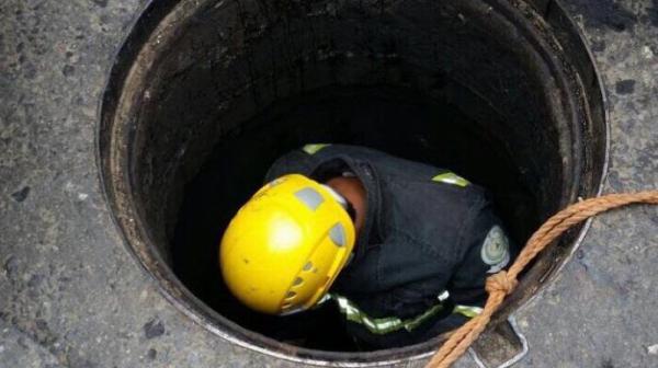 بالصورة...حفرة للواد الحار ترسل 3 عمال للمستعجلات بعدما أوشكوا على الوفاة اختناقا