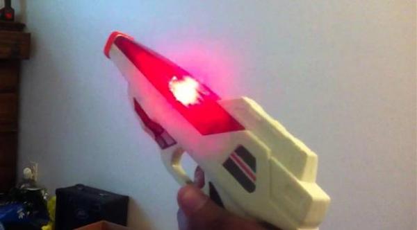 هل مسدسات وألعاب الليزر خطر على عيون الأطفال؟