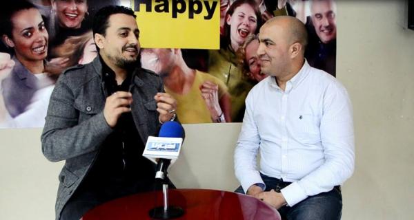 بالفيديو : رشيد العلالي لـ"أخبارنا" .. "كنت باغي نكون قاضي و هذي حكايتي حتى لقيت راسي في "رشيد شو"