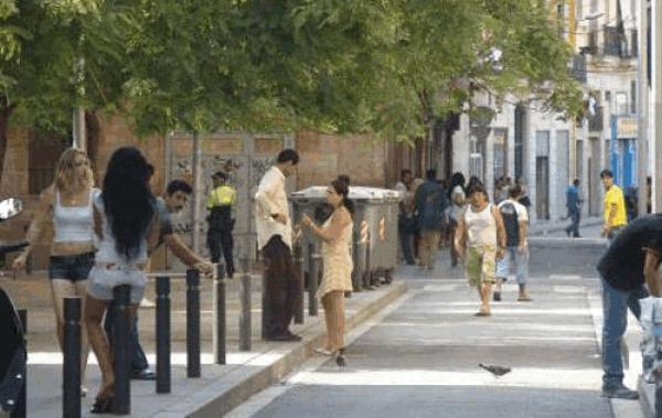 إسبانيا تمنح الإقامة لآباء أطفال المهاجرين المولودين فوق ترابها