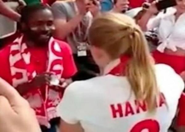 رد فعل فتاة عرض عليها شاب الزواج أثناء مباراة السنغال وبولندا (فيديو)