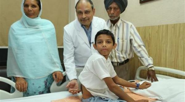 إزالة ذيل من ظهر هندي ليتمكن من المشي