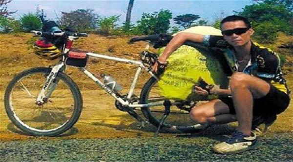 صيني يسافر بالدراجة إلى إفريقيا بسبب خلاف مع حبيبته
